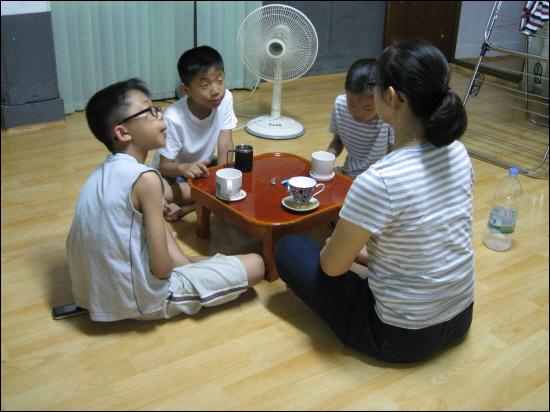  아빠를 설득시킨 막둥이 이제 엄마입니다. 하지만 엄마는 조금 힘듭니다.