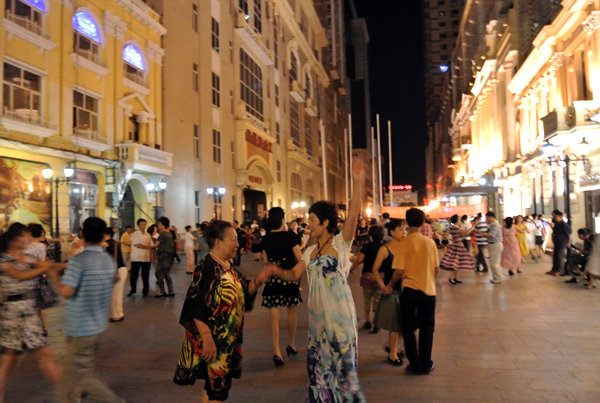 중앙대가의 한 거리에서 댄스스포츠를 즐기는 중국인들. 중국에서는 여름이면 밤마다 동네 곳곳에서 체조와 춤추는 무리들을 볼 수 있다.
