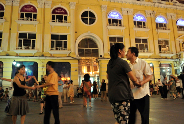 여름날 밤, 중앙대가에서 춤을 즐기고 있는 중국인들.