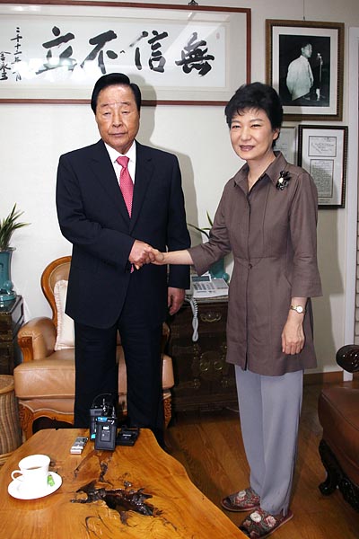 박근혜 새누리당 대선후보가 22일 오전 서울 상도동 김영삼 전 대통령 자택을 예방해 악수하고 있다.