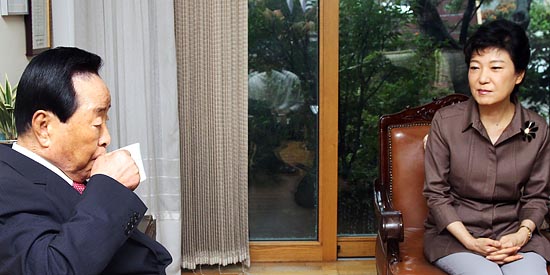 박근혜 새누리당 대선후보가 2012년 8월 22일 오전 서울 상도동 김영삼 전 대통령 자택을 예방해 김 전 대통령과 이야기를 나누고 있다.