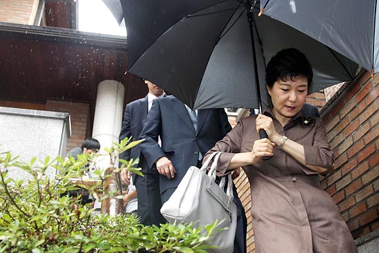 박근혜 새누리당 대선후보가 22일 오전 서울 상도동 김영삼 전 대통령 자택을 예방한 뒤 떠나고 있다.