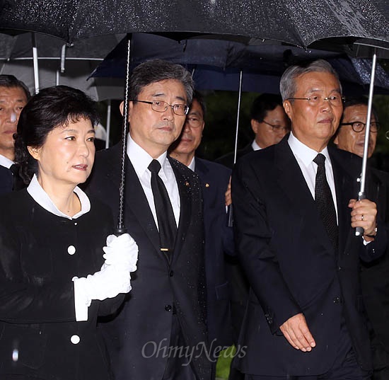  박근혜 새누리당 대통령후보가 21일 오전 서울 동작구 국립현충원을 찾아 참배한뒤 김종인 공동선대위원장과 함께 현충탑을 나서고 있다.