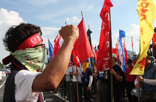 21일 현대자동차 울산공장 본관 앞에서 현대자동차 비정규직 근로자들이 정규직화를 요구하며 시위를 하고 있다. 

