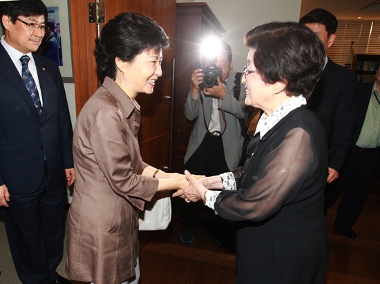 박근혜 새누리당 대선후보가 22일 오후 서울 마포구 동교동 김대중도서관에서 이희호 여사를 예방해 인사를 나누고 있다.