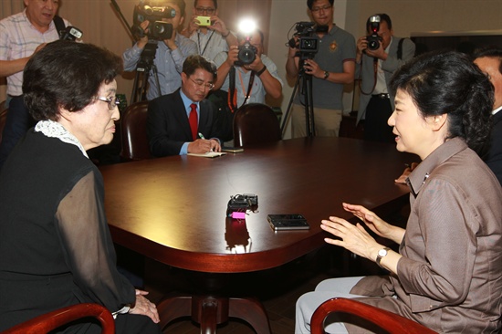 박근혜 새누리당 대선후보가 22일 오후 서울 마포구 동교동 김대중도서관에서 이희호 여사를 예방해 이야기를 나누고 있다.