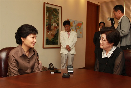 박근혜 새누리당 대선후보가 22일 오후 서울 마포구 동교동 김대중도서관에서 이희호 여사를 예방해 이야기를 나누고 있다.