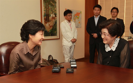 2012년 8월 당시 박근혜 새누리당 대선후보가 오후 서울 마포구 동교동 김대중도서관에서 이희호 여사를 예방해 이야기를 나누고 있다.