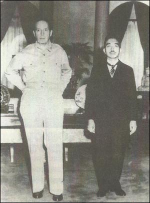 미군정 하에서 찍은 맥아더 장군과 히로히토 일왕(천황)의 기념사진. 두 사람의 키 차이를 통해 종속적인 미일관계를 보여주기 위한 사진이다. 사진 출처는 앤드루 고든의 <현대 일본의 역사>.