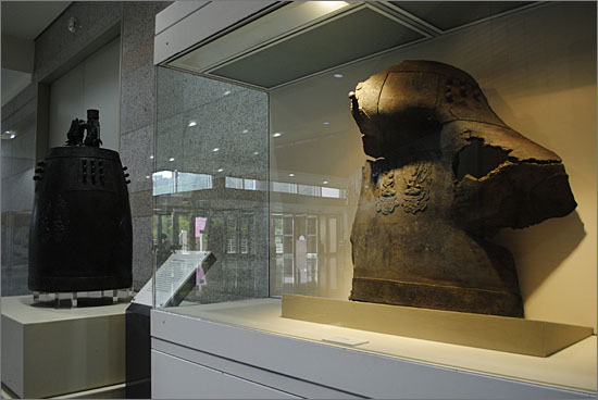 한국전쟁 당시 불에 타 잔편만 남은 양양 선림원지 종. 왼쪽에 있는 종은 불에 탄 종을 원래대로 복원한 것. 통일신라 시대 작품이다.