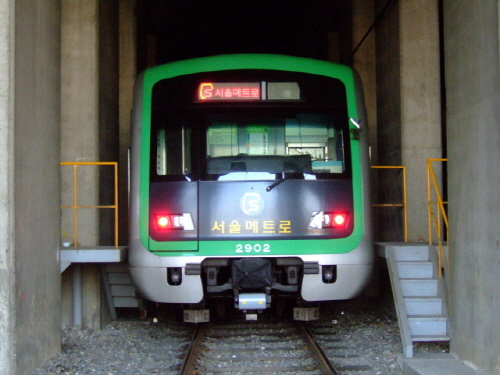 서울메트로와 서울도시철도공사가 23년만에 통합됐다. 사진은 서울지하철 2호선 전동차.