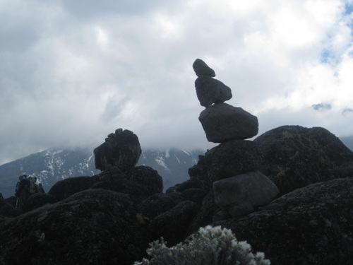 고산 등정을 앞둔 산악인들은 항상 자연에 귀의한다. 무사등정을 바라는 산악인들이 돌탑을 쌓았다. 