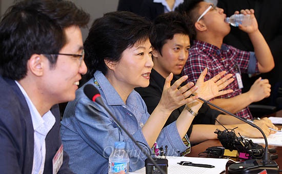 박근혜 새누리당 대통령후보가 23일 오전 국회 의원회관에서 열린 '전국 39개 대학교 총학생회장들과 펼치는 반값등록금 토론회'에 참석해 학생들의 질문에 답변하고 있다.