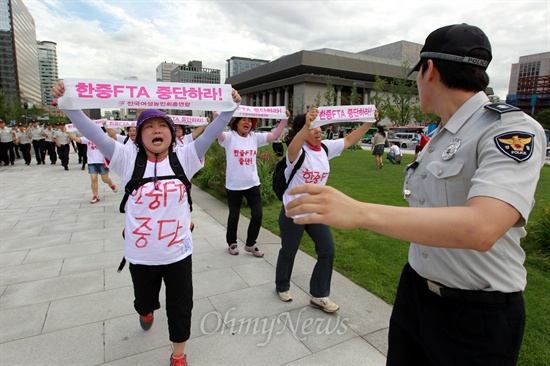 50여미터 행진을 벌이던 여성농민들앞에 경찰들이 나타나 제지하기 시작하고 있다.