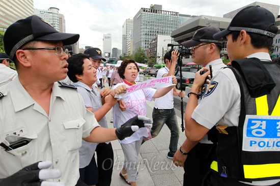청와대 방향 행진을 시도하는 여성농민들을 경찰이 저지하고 있다.