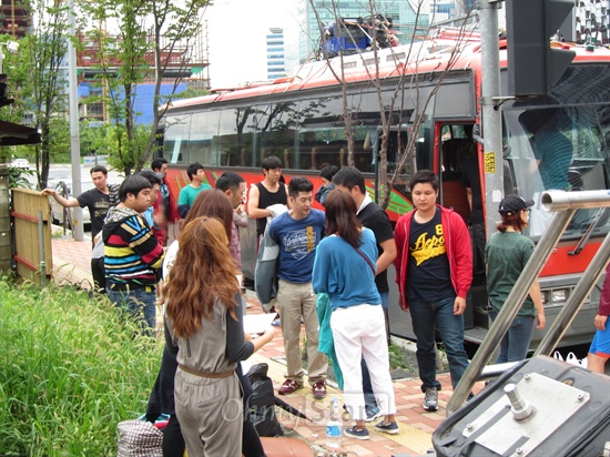  버스 안에 타고 있던 출연 배우들이 휴식시간을 이용해 밖으로 나왔다. 이날 촬영엔 스태프, 보조 출연자들까지 포함해 120명 규모의 인원이 동원됐다.