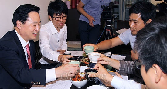 23일 <오마이뉴스> 열린인터뷰에 초대된 김두관 민주통합당 대선 예비후보가 정치부 기자들과 '막걸리토크'를 하고 있다.