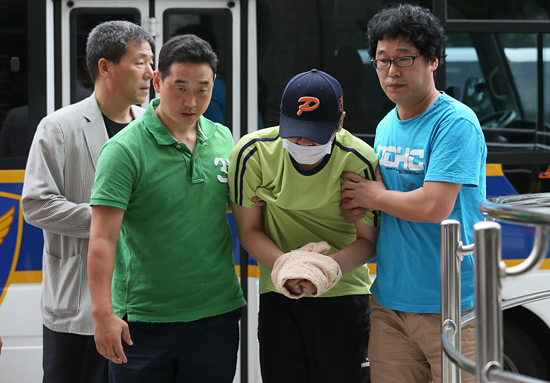 지난 22일 여의도 한복판에서 벌어진 칼부림 사건의 피의자 김모씨가 24일 오전 영장실질심사를 받기 위해 서울 양천구 신정동 남부지방법원에 들어서고 있다. 