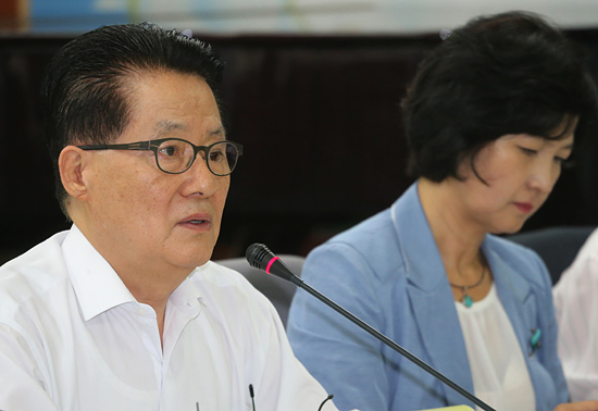 민주통합당 박지원 원내대표가 24일 영등포당사에서 열린 확대간부회의에서 모두발언하고 있다.