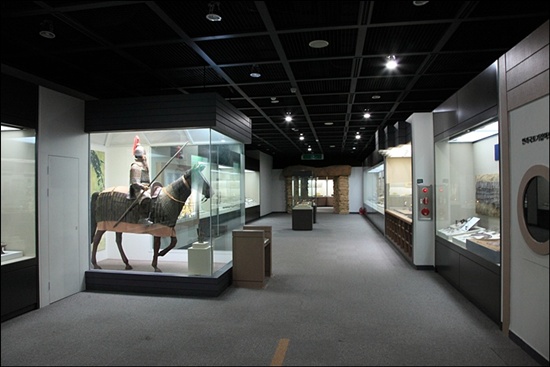 함안박물관은 가야시대의 유물이 주축을 이루며 그외 다양한 유물이 전시되고 있다.