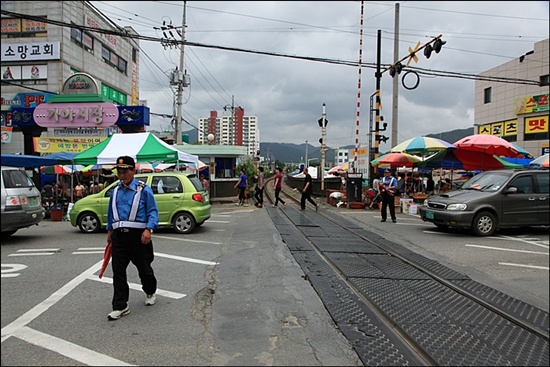 철길 좌우로 시장이 서는 가야시장엔 기차가 지날 때면 진풍경을 연출한다. 
