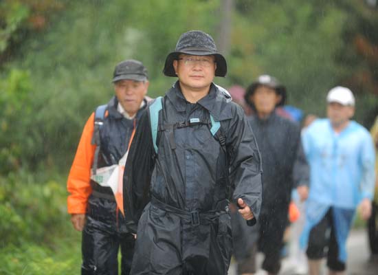 지난 2012년 8월 24일, 국토대장정을 하면서 비를 맞으며 걷고 있는 채인석 화성시장