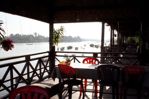단 돈 2200원 숙소라고 무시하면 안된다. 숙소 바로 앞에는 물론 식당에도 메콩강의 아름다운 모습을 담을 수 있다.