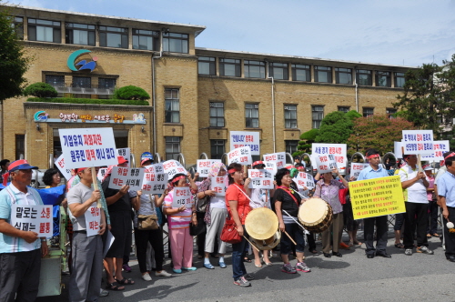 충남 아산시 탕정산업단지 이주자택지 주민 70여 명은 지난 21일(화) 충남도청에서 안희정 도지사 면담을 요구하며 시위를 벌였다.