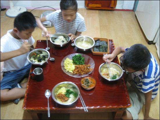  아이들은 엄마가 만들어 준 물국수를 맛있게 먹었습니다