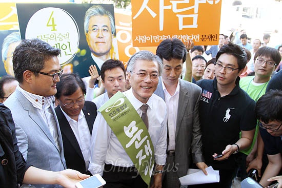 문재인 민주통합당 대선 경선후보가 26일 울산 경선이 열리는 종하체육관에 도착하고 있다. 