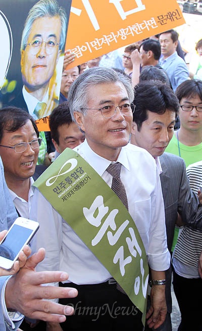 문재인 민주통합당 대선 경선후보가 26일 울산 경선이 열리는 종하체육관에 도착하고 있다. 
