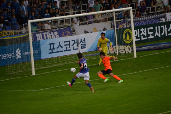  20분, 인천의 왼쪽 수비수 박태민이 왼발 인사이드 킥으로 골을 노렸지만 상대 문지기의 선방에 걸리고 말았다.