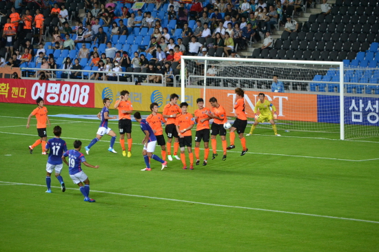  76분, 인천 유나이티드 미드필더 박준태(19번)가 오른발로 찬 프리킥이 수비벽에 걸리는 순간.
