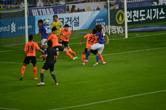  전반전, 인천 수비수 정인환의 왼발 발리슛이 동료 한교원의 뒤통수에 맞는 순간.