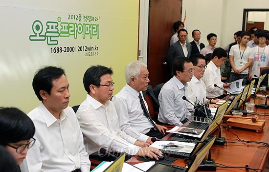 민주통합당 대선 후보 선출을 위한 경선이 파행을 겪는 가운데 27일 오전 국회에서 열린 민주통합당 최고위원회의에 이해찬 대표가 인사말을 통해 사과를 하고 있다.