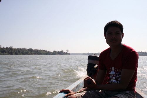 메콩 강을 중심으로 남쪽은 캄보디아 영토, 북쪽으로는 라오스 영토이다. 사진 속 인물은 돌고래 포인트로 안내해준 라오스 청년.