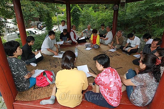 산새마을 주민들이 23일 오후 서울 은평구 신사2동 정자에 모여 마을경관 사업에 대해 마을회의를 하고 있다.