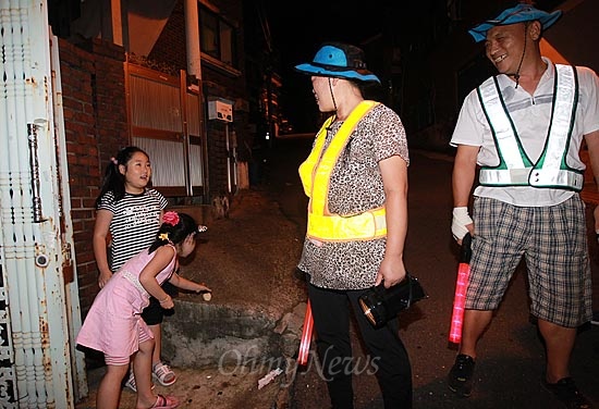 산새마을 방범순찰에 나선 주민들이 23일 오후 서울 은평구 신사2동 마을 주변을 순찰하던 도중 밤 늦게까지 놀고 있는 어린이들에게 "빨리 귀가하라"며 타이르고 있다.
