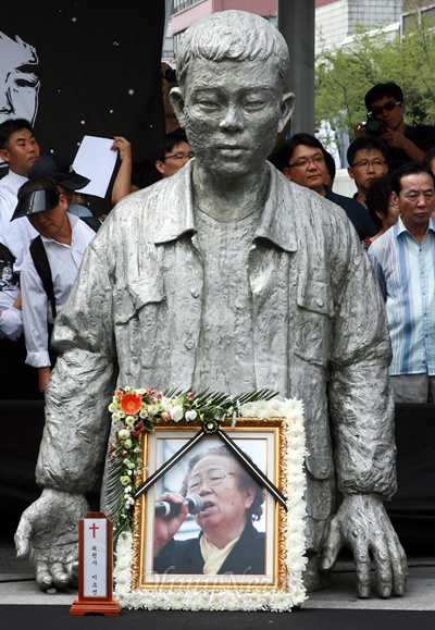 박근혜 후보가 28일 오전 전태일재단을 방문한다. 이에 전태열 열사의 동생인 전순옥 민주통합당 의원 쪽은 박 후보의 방문에 대해 부정적인 입장을 내비쳤다. 사진은 지난 2011년 9월 7일 '노동자의 어머니 이소선 민주사회장'이 엄수된 서울 청계천 평화시장앞 '전태일 다리'에서 열린 노제에서 고인의 영정사진이 아들의 동상앞에 놓여 있는 모습. 