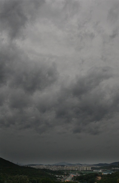 제15호 태풍 '볼라벤'이 서해로 진입한 28일 아침 경기도 의정부시에서 바라본 서울 상공이 먹구름으로 가득하다.