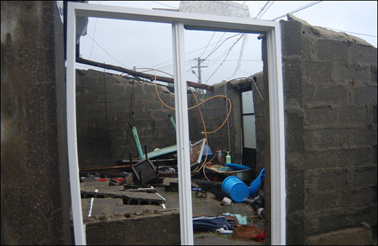 태풍 볼라벤의 영향으로 제주도의 피해가 심각한 상황이다. 사진은 간이부엌 지붕과 출입문이 날아가버린 집의 모습. 
