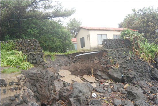 태풍 볼라벤의 직접적인 영향을 받은 제주 지역. 사진은 마당과 담벼락이 유실된 모습. 