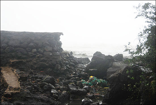 제주지역은 태풍 볼라벤의 직접적인 영향을 받았다. 사진은 유실된 방파제 모습. 