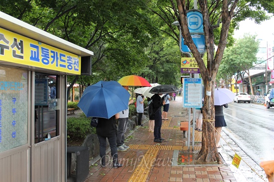 태풍 '볼라벤'으로 심한 바람과 비가 오는 가운데 대구시 수성구 지산동 목련시장 맞은편 버스승강장에서 주민들이 우산을 쓰고 버스를 기다리고 있다.