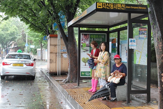  태풍 '볼라벤'이 북상한 28일 오전 대구시 수성구 지산동의 한 버스승강장. 이 곳에는 간이대합실이 설치돼 있어 버스를 기다리는 주민들이 비를 피할 수 있었다.