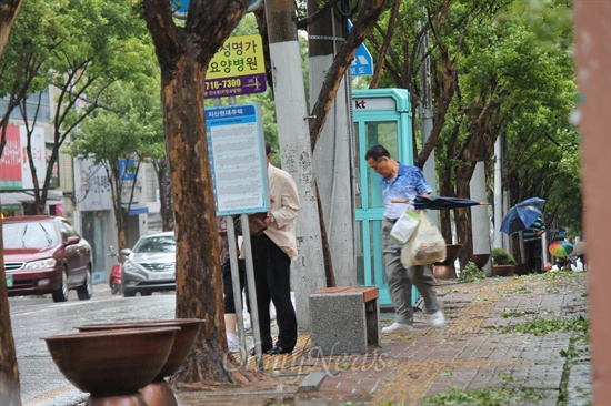 28일 오전 태풍 '볼라벤'의 영향으로 심한 바람과 함께 많은 비가 내리는 가운데 버스를 기다리던 주민들이 바람 때문에 우산을 접고 비를 맞으며 버스를 기다리고 있다. 