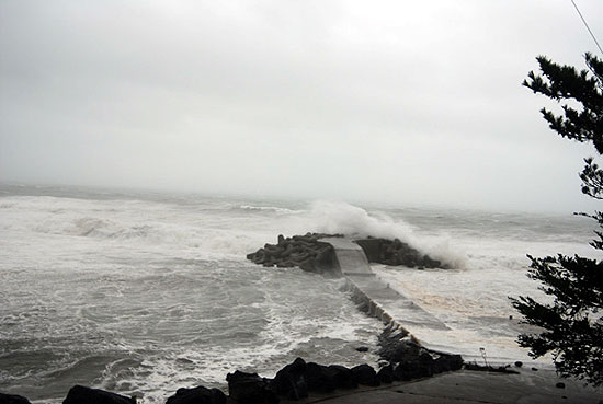 태풍 볼라벤의 영향으로 제주도 서귀포시 남원읍 하례리 인근 바다에 큰 파도가 일고 있다. 
