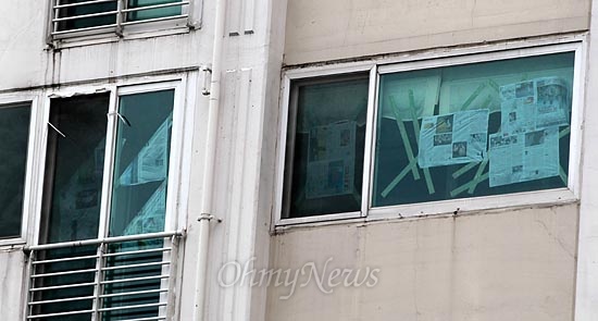  대형 태풍 '볼라벤'이 한반도로 북상중인 가운데 27일 오후 서울 성북구 한 아파트 주민이 강풍으로 인한 유리창 파손을 막기 위해 신문지를 붙였다.