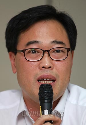 김기식 민주통합당 의원이 토론하고 있다.