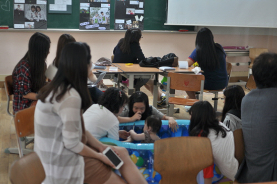 돌사진전의 생생한 현장 돌사진전 주인공인 아기와 아기와 함께하는 손님들